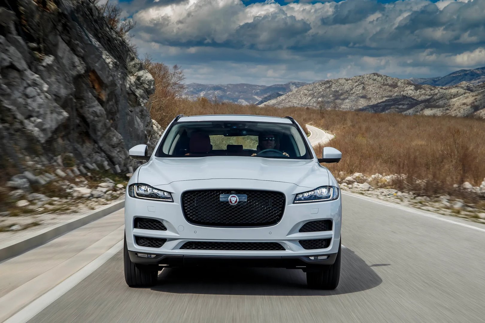 Jaguar_F-Pace_1_generation__SUV_5-doors__2.jpg