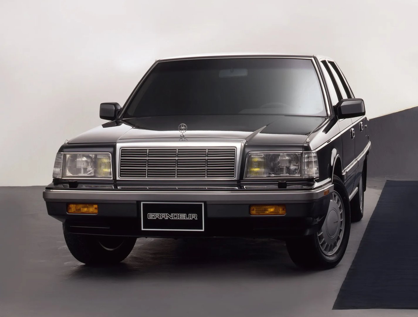 Hyundai_Grandeur_1_generation__Sedan__1.jpg