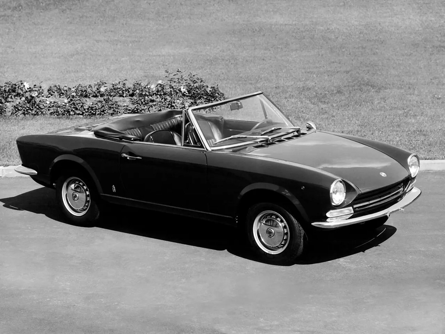 Fiat_124_Sport_Spider_1_generation__Cabrio__6.jpg