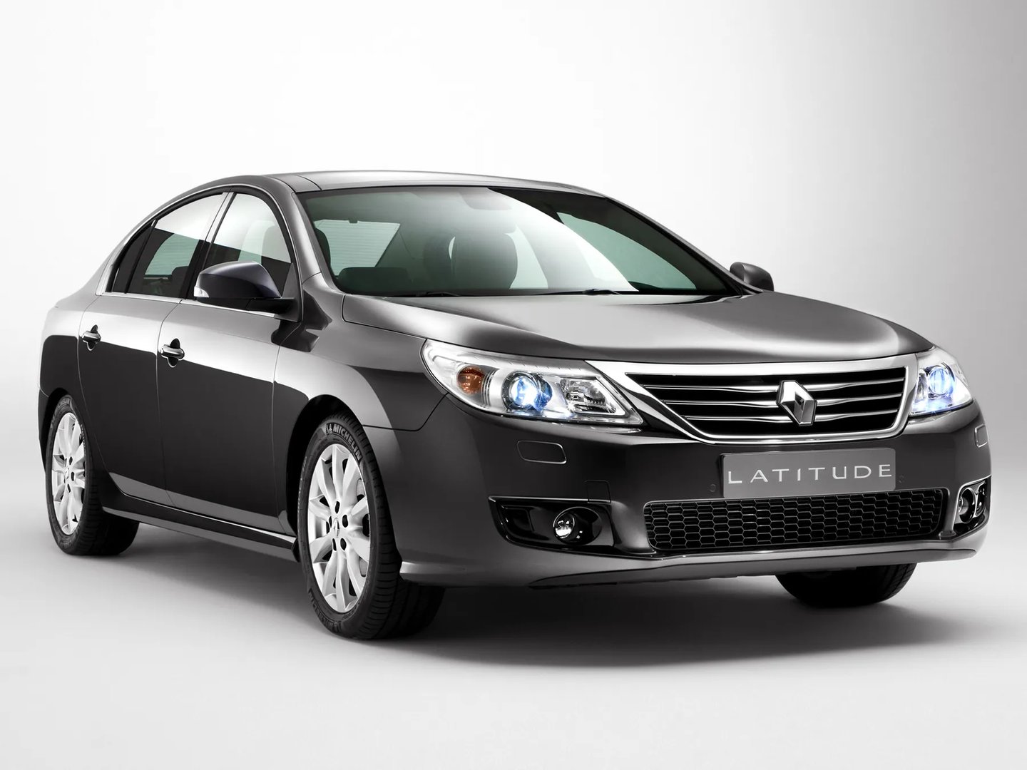 Renault_Latitude_1_generation__Sedan__1.jpg