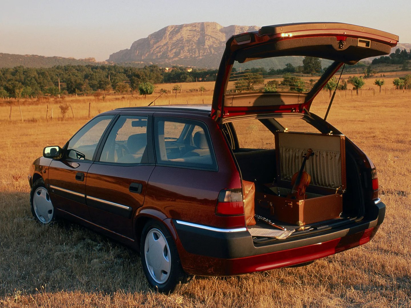 Citroen_Xantia_1_generation__Estate_5-door__4.jpg