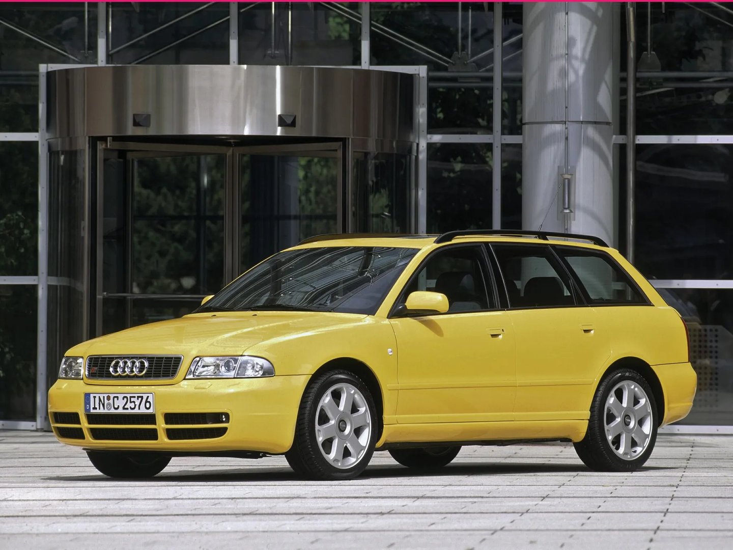 Audi_S4_1_generation__Estate_5-door__1.jpg