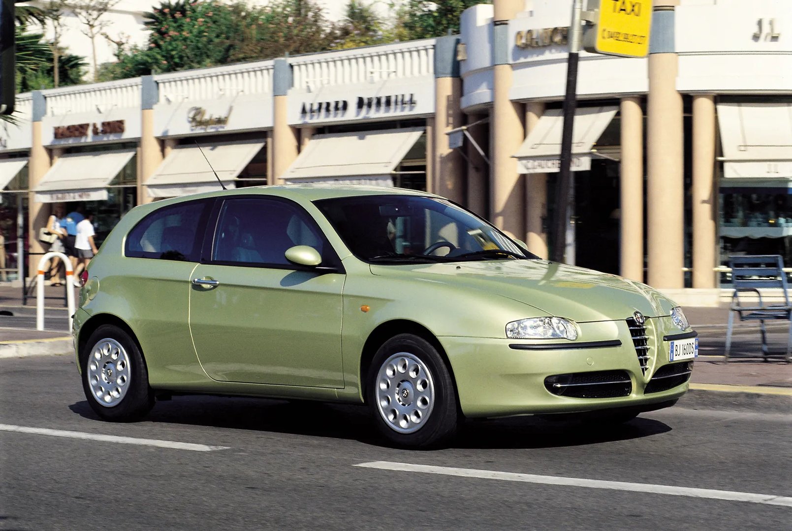 Alfa Romeo_147_1_generation__Hatchback_3-door__7.jpg