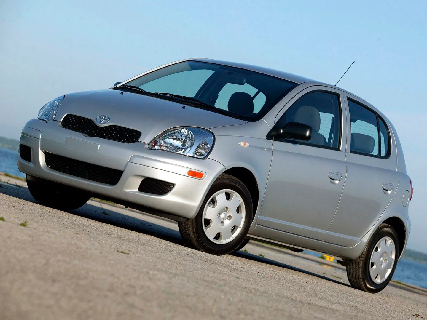 Toyota_Echo_1_generation__Mini_5-doors__3.jpg