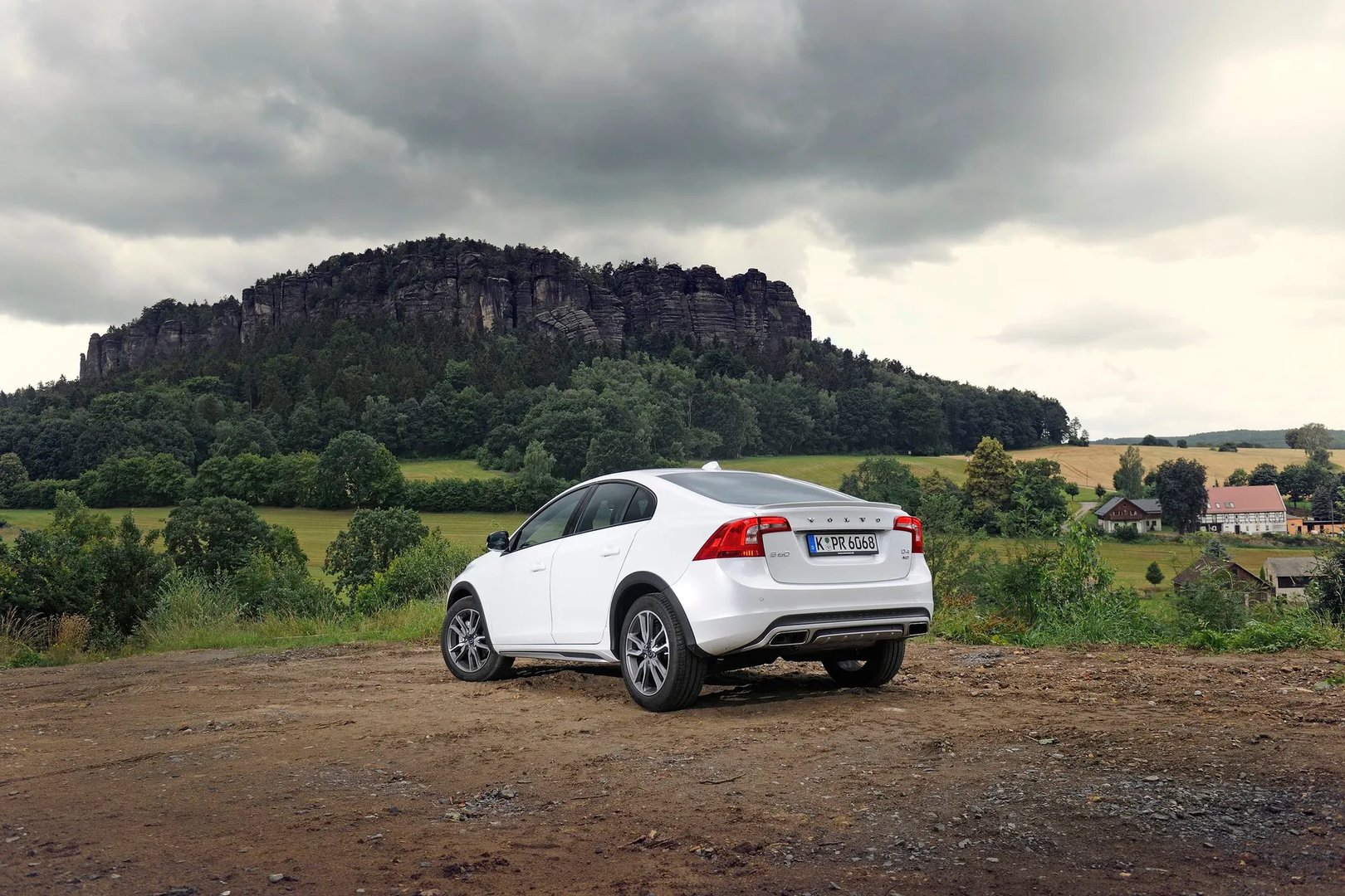 Volvo_S60_Cross_Country_1_generation__Sedan__9.jpg