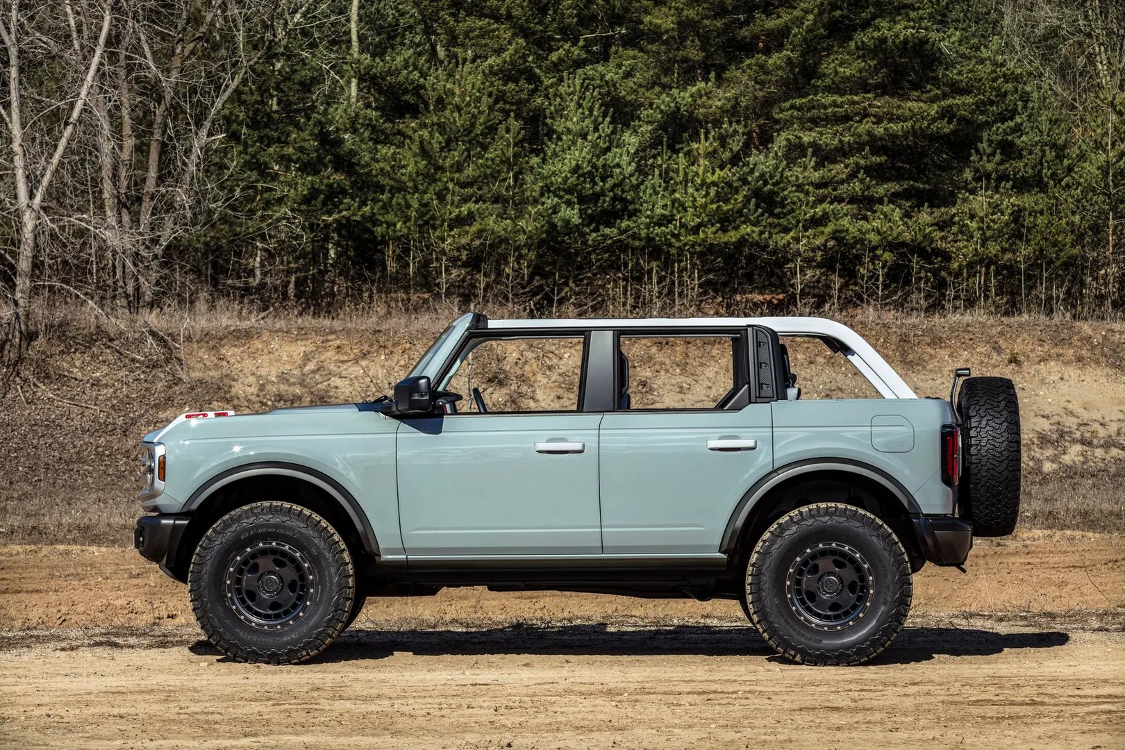 Ford_Bronco_6_generation__SUV_5-doors__5.jpg