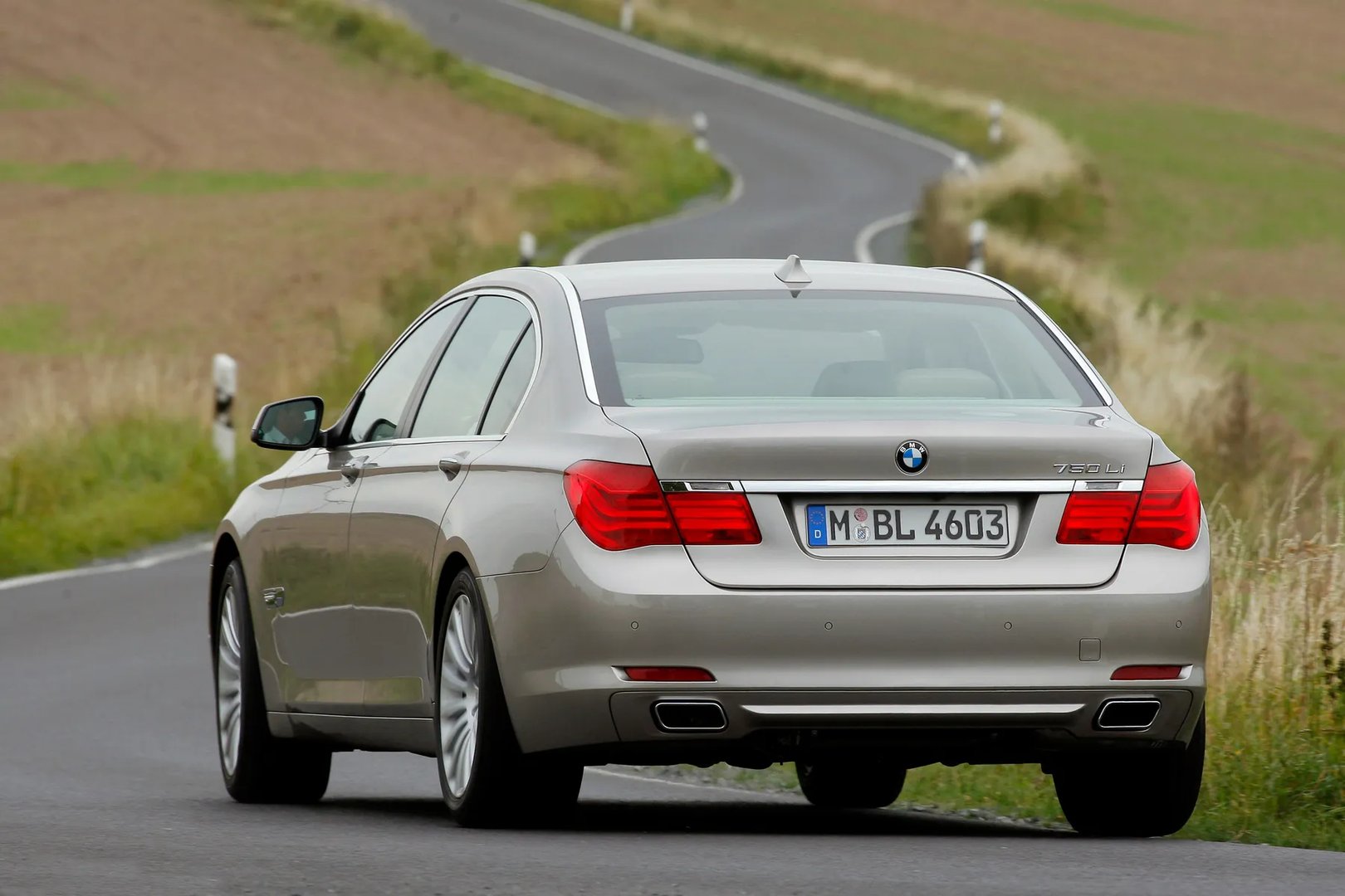 BMW_7_series_5_generation__Sedan_Long__8.jpg