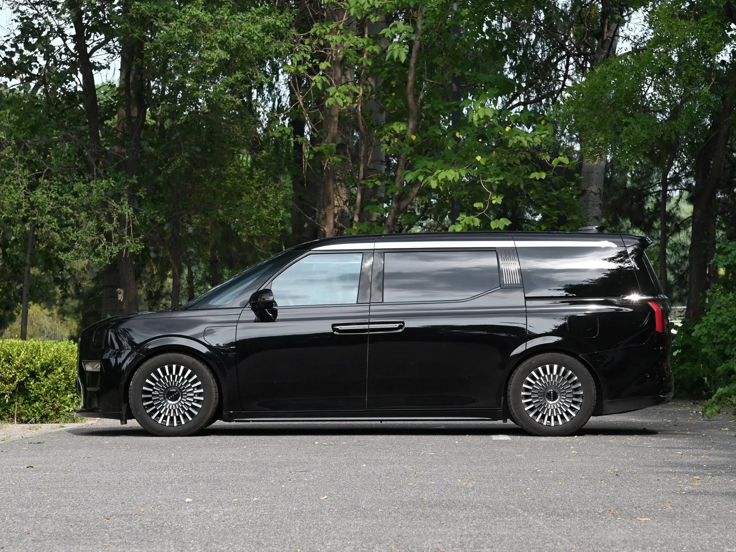 zeekr_009_1_generation__Minivan__4.jpg