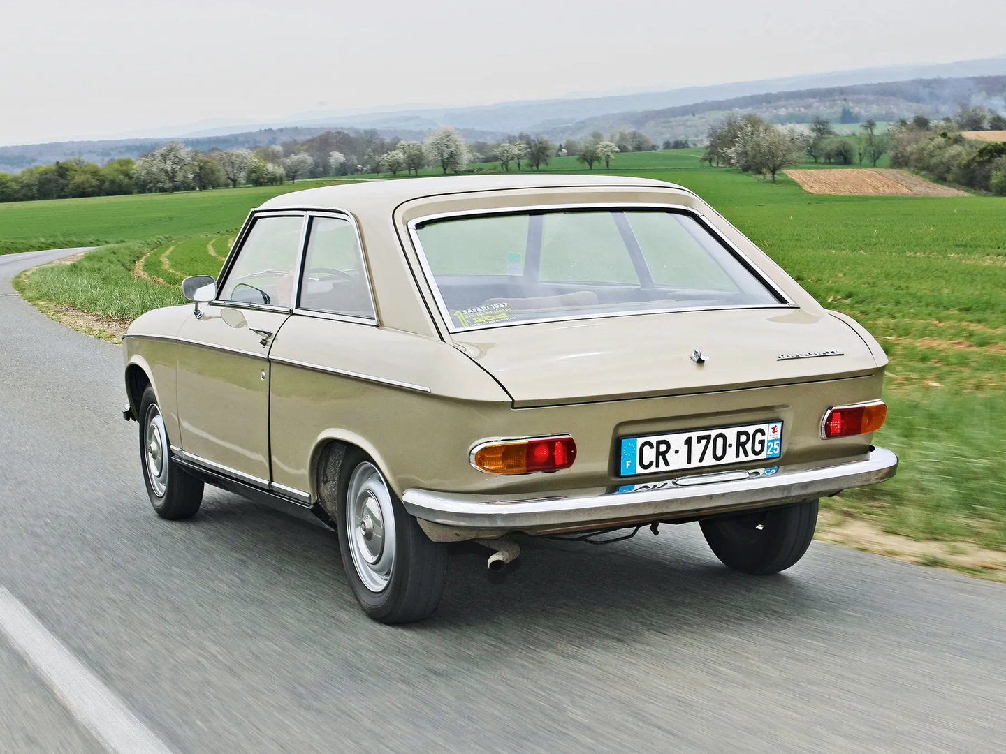 Peugeot_204_1_generation__Coupe__4.jpg