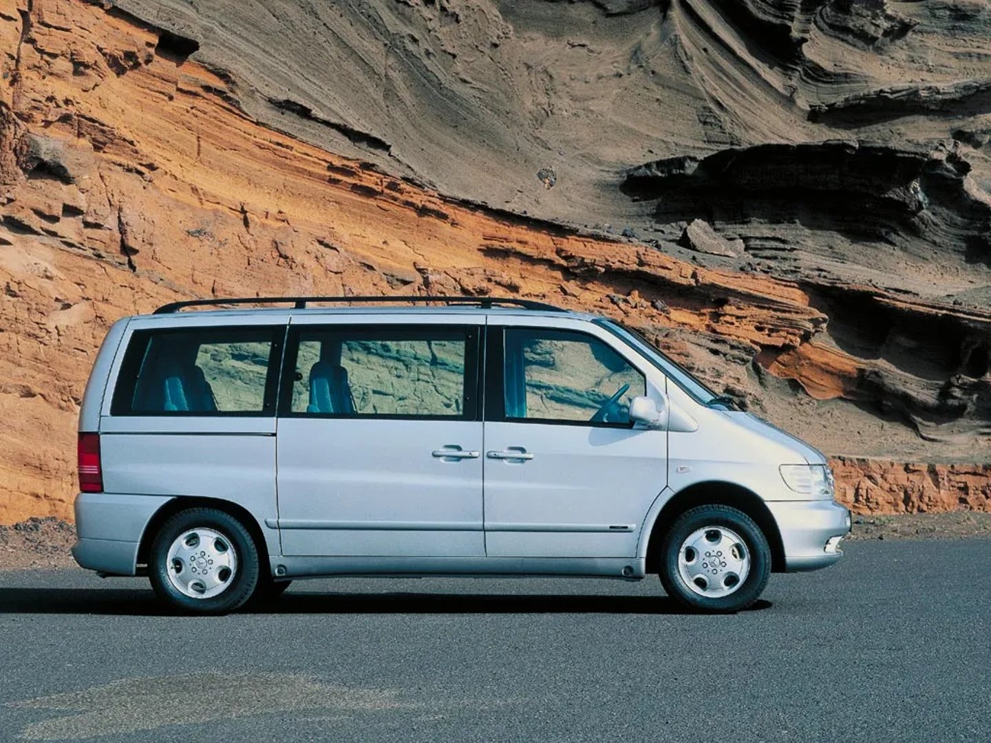 Mercedes_V-Class_1_generation__Minivan__5.jpg