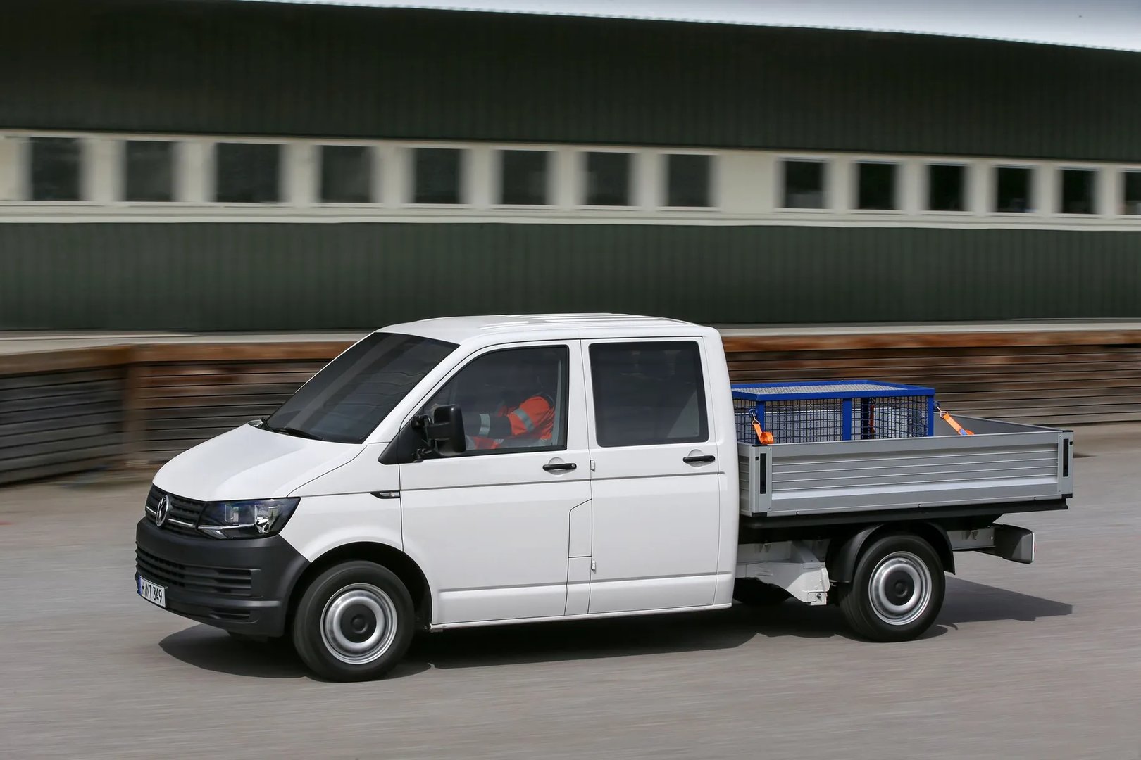Volkswagen_Transporter_6_generation__Pickup_double-cab__2.jpg