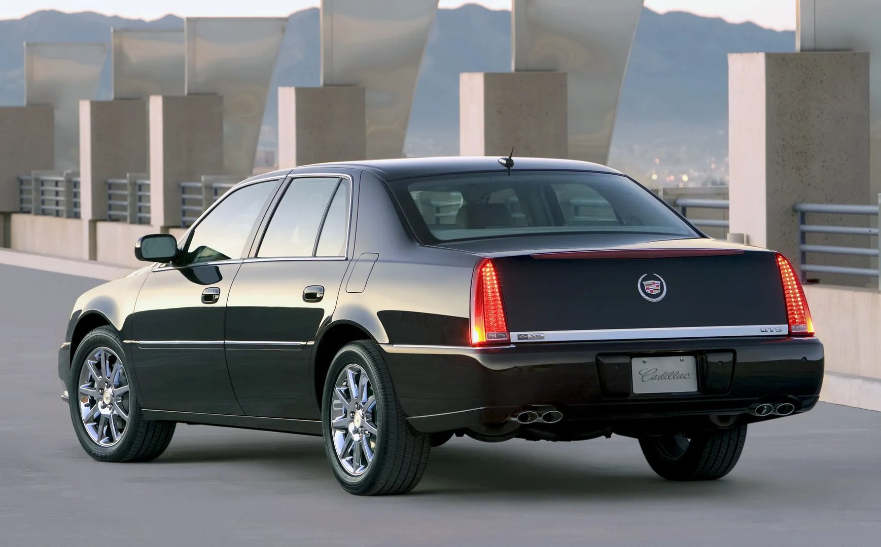 Cadillac_DTS_1_generation__Sedan__4.jpg