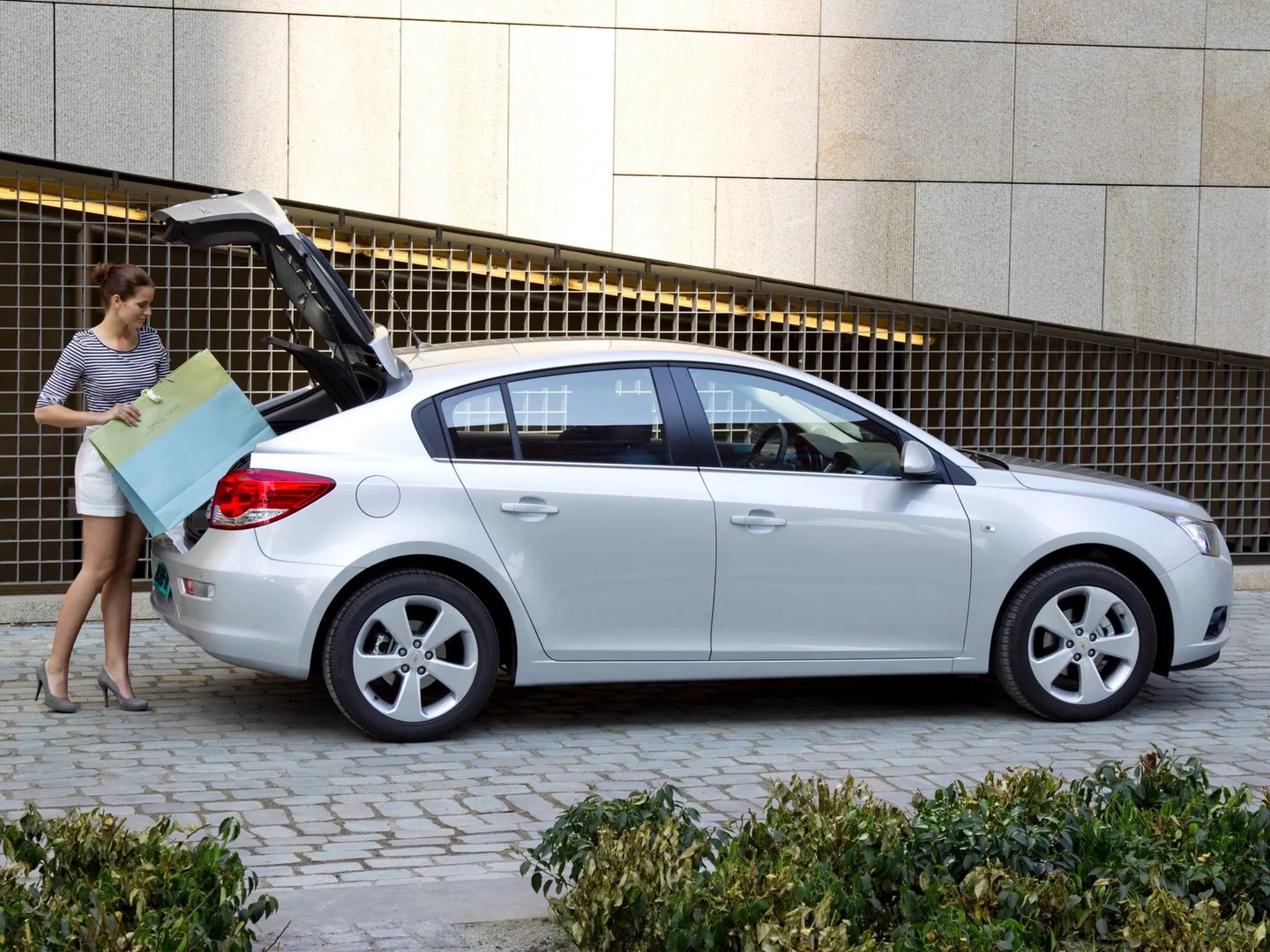 Chevrolet_Cruze_1_generation__Hatchback_5-door__10.jpg
