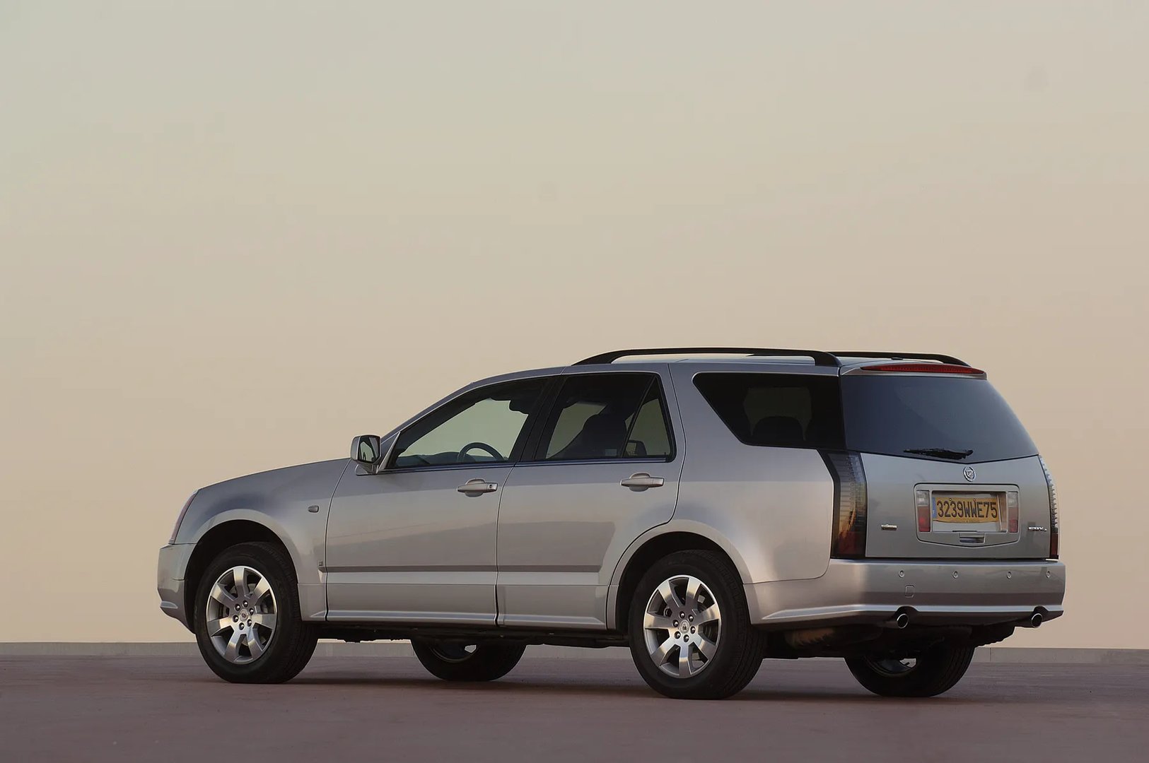 Cadillac_SRX_1_generation__SUV_5-doors__7.jpg