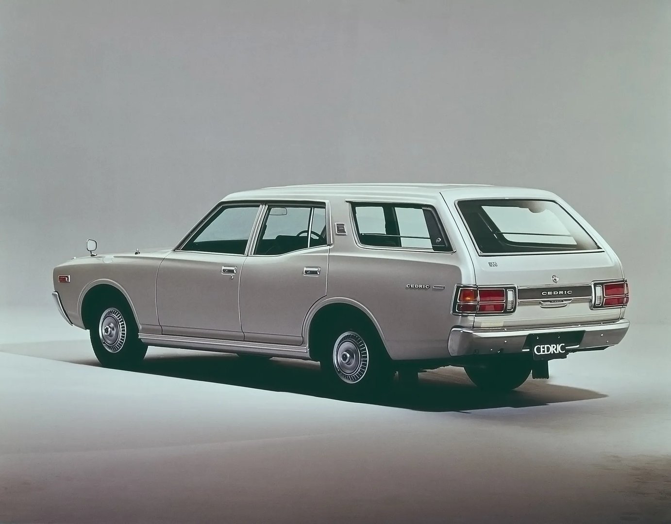Nissan_Cedric_4_generation__Estate_5-door__1.jpg
