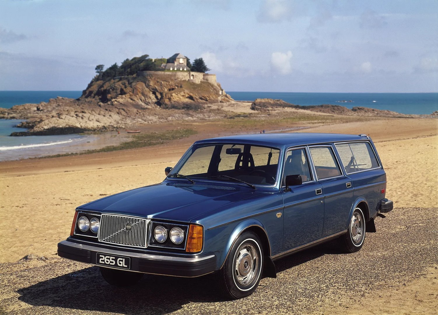 Volvo_260_Series_1_generation__Estate_5-door__1.jpg