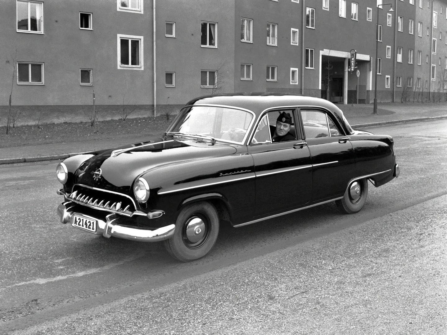 Opel_Kapitan_2_generation__Sedan__4.jpg