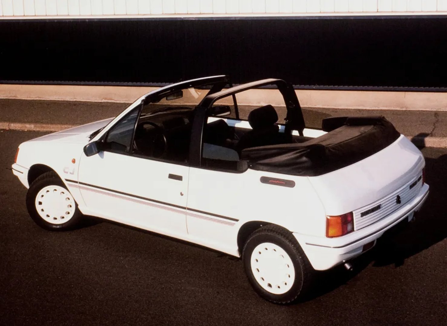 Peugeot_205_1_generation__Cabrio__4.jpg