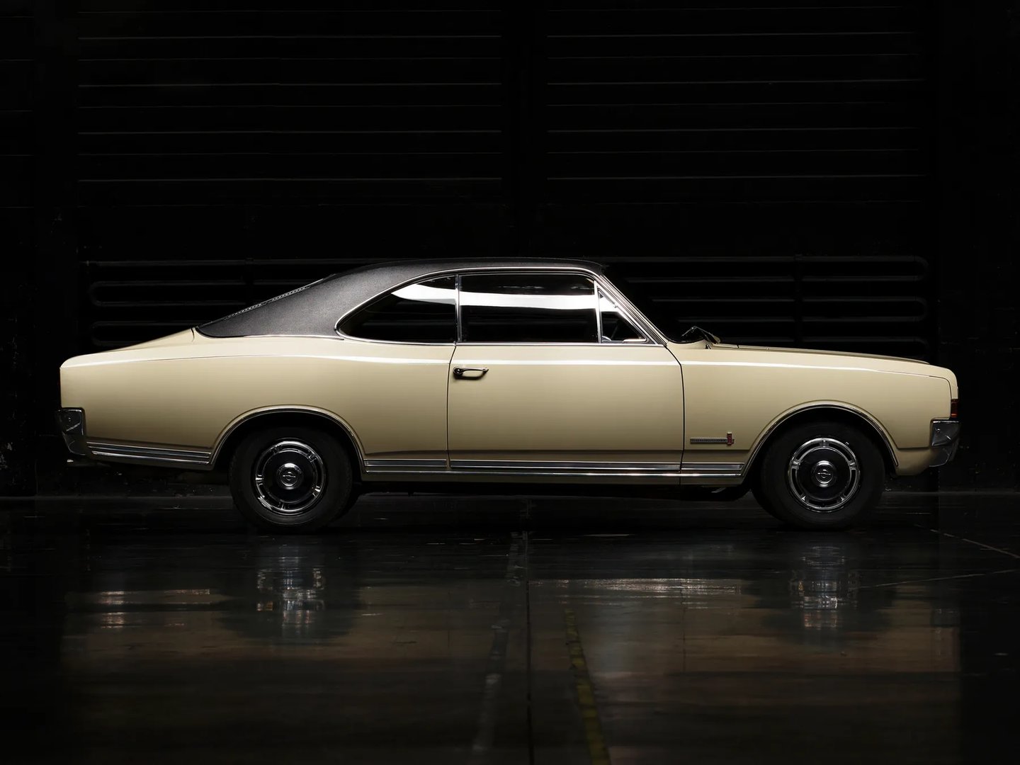 Opel_Commodore_1_generation__Coupe__3.jpg