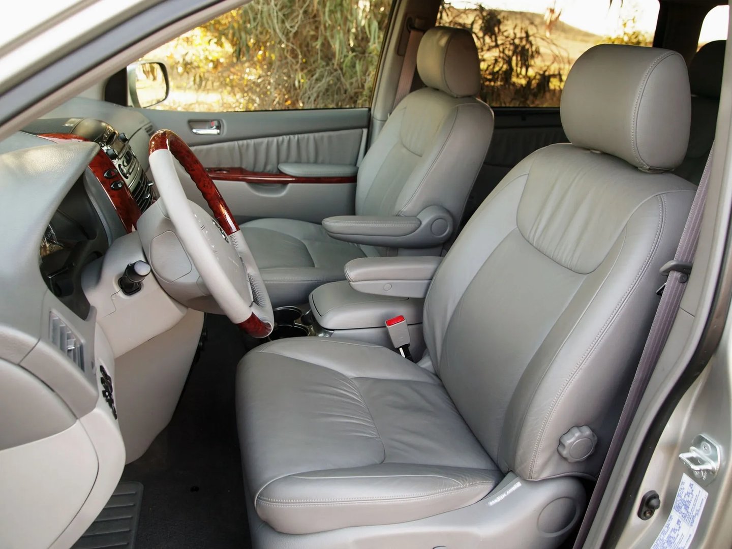 Toyota_Sienna_2_generation__Minivan__12.jpg