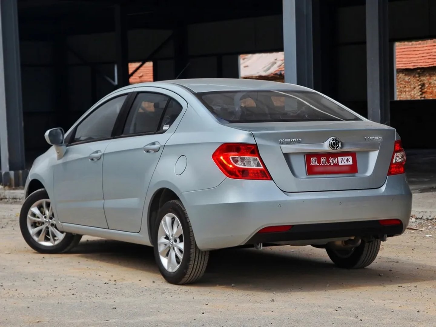 Brilliance_H230_1_generation__Sedan__3.jpg