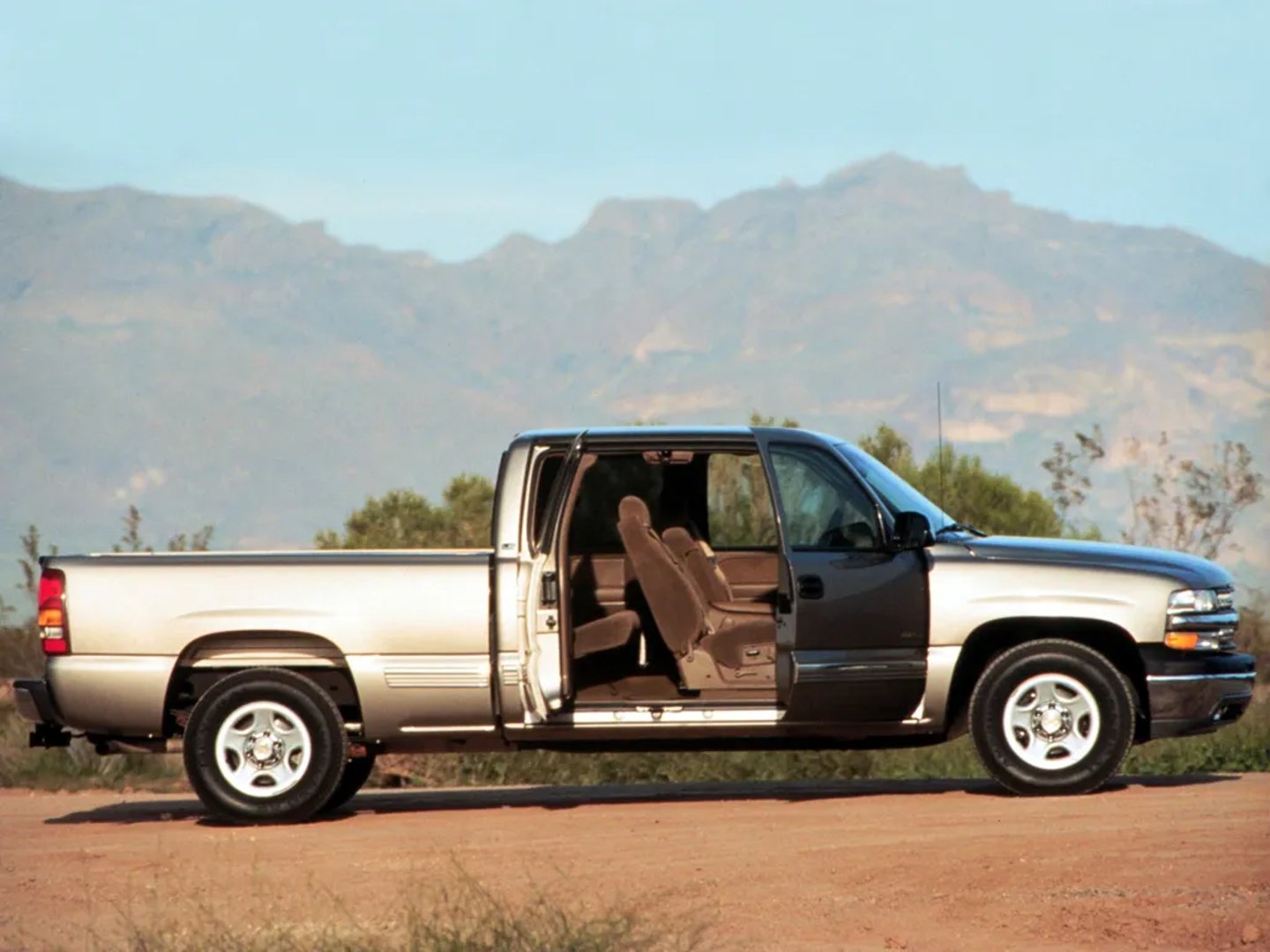 Chevrolet_Silverado_1_generation__Pickup_1.5-cab__9.jpg