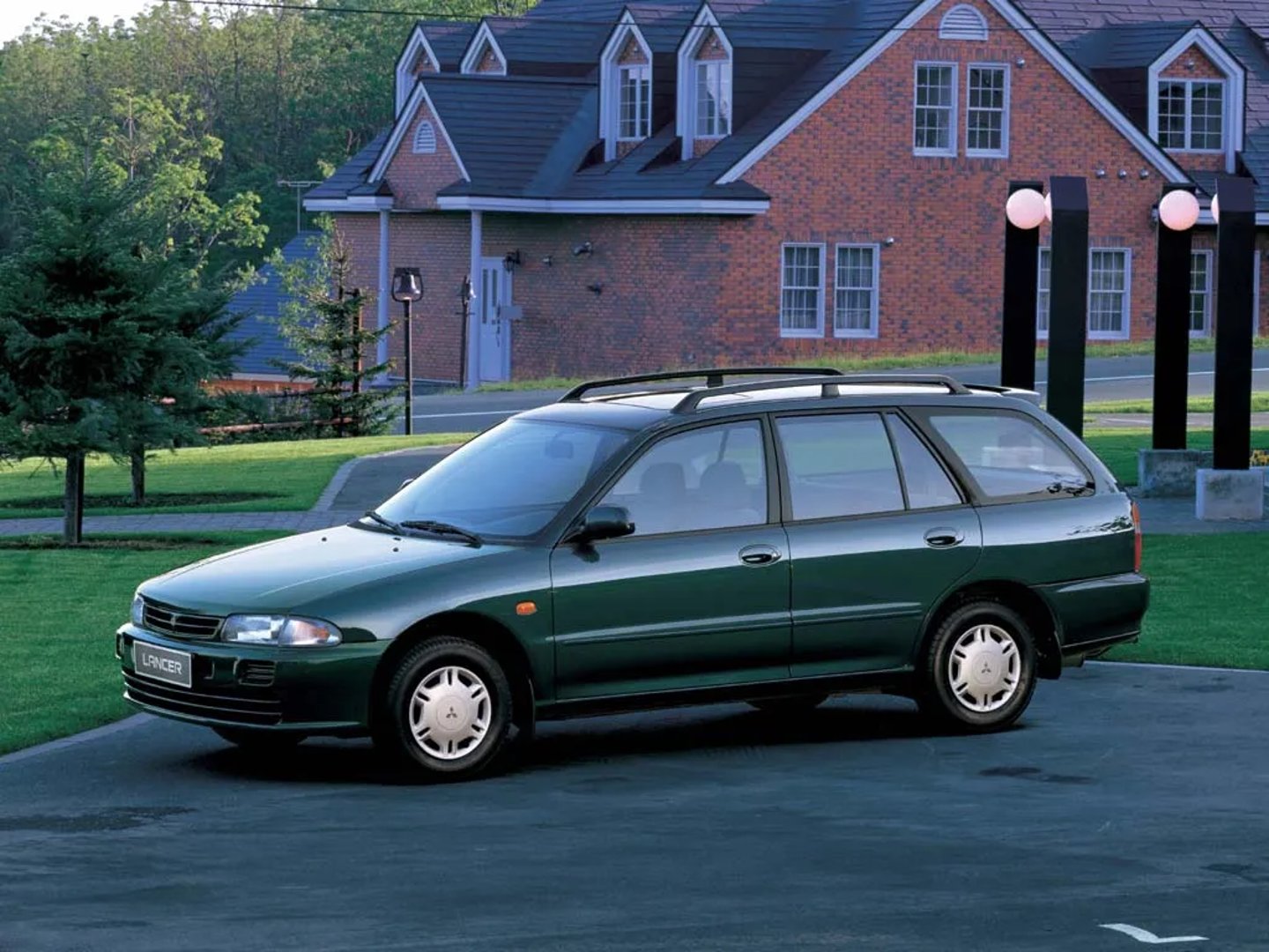 Mitsubishi_Lancer_7_generation__Estate_5-door__3.jpg