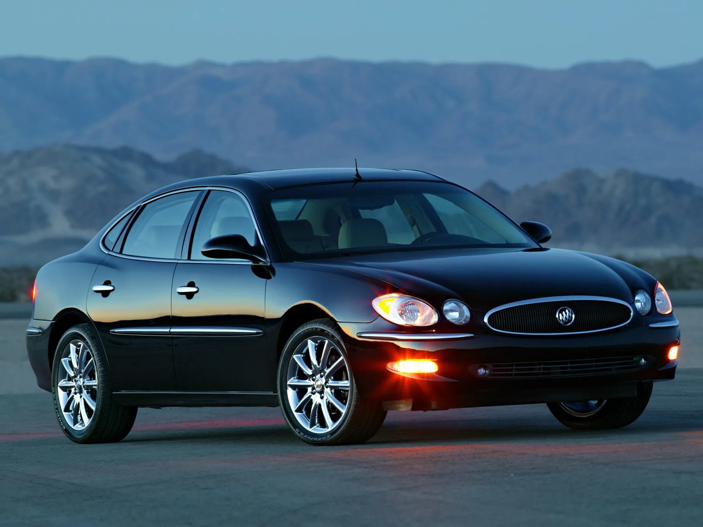 Buick_LaCrosse_1_generation__Sedan__6.jpg