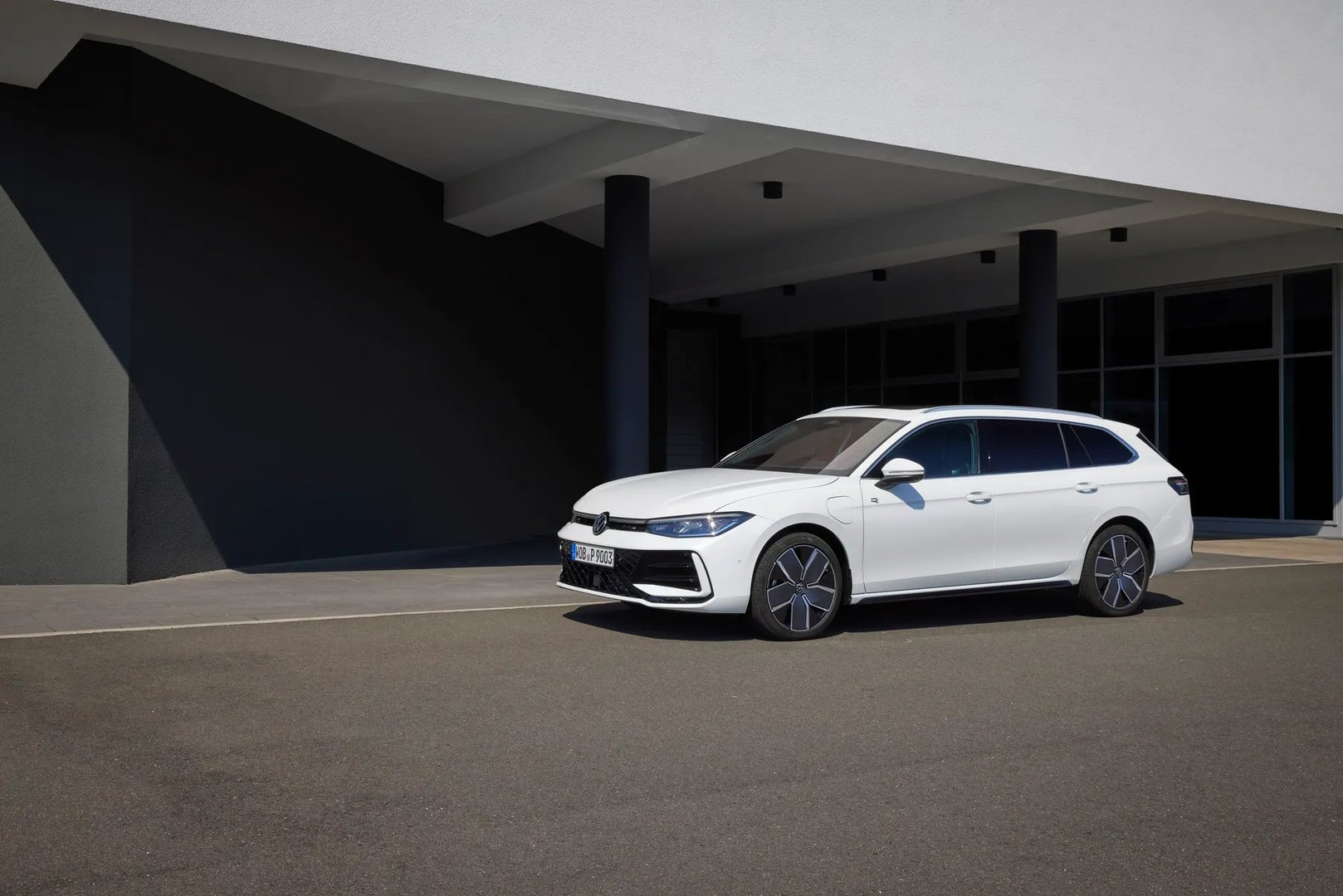 Volkswagen_Passat_9_generation__Estate_5-door__2.jpg