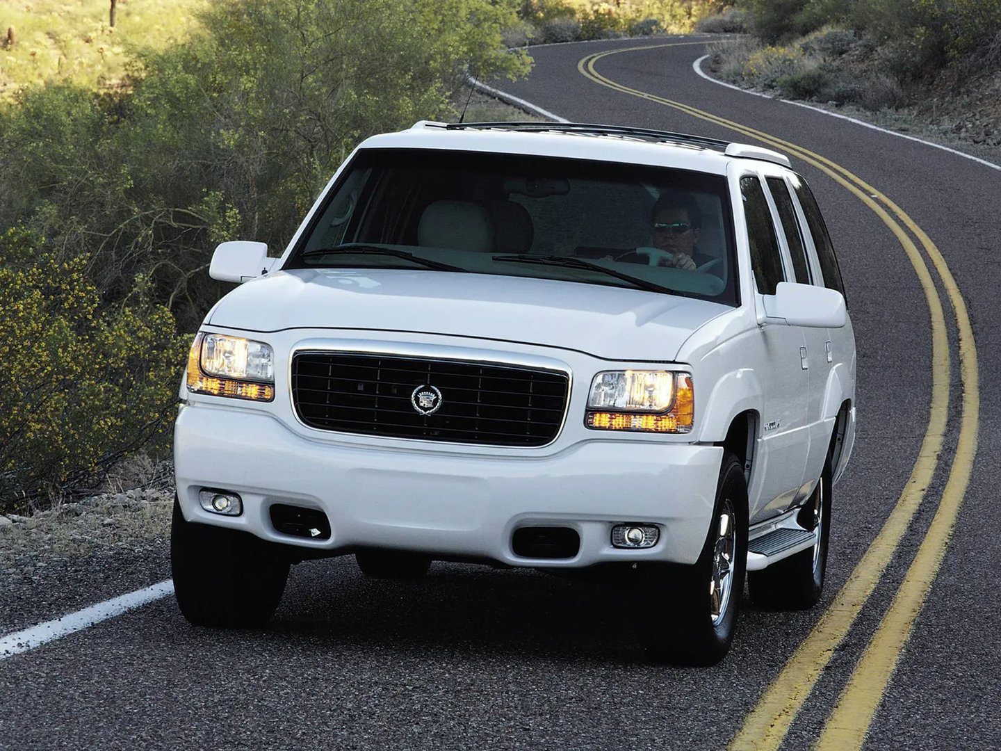 Cadillac_Escalade_1_generation__SUV_5-doors__1.jpg