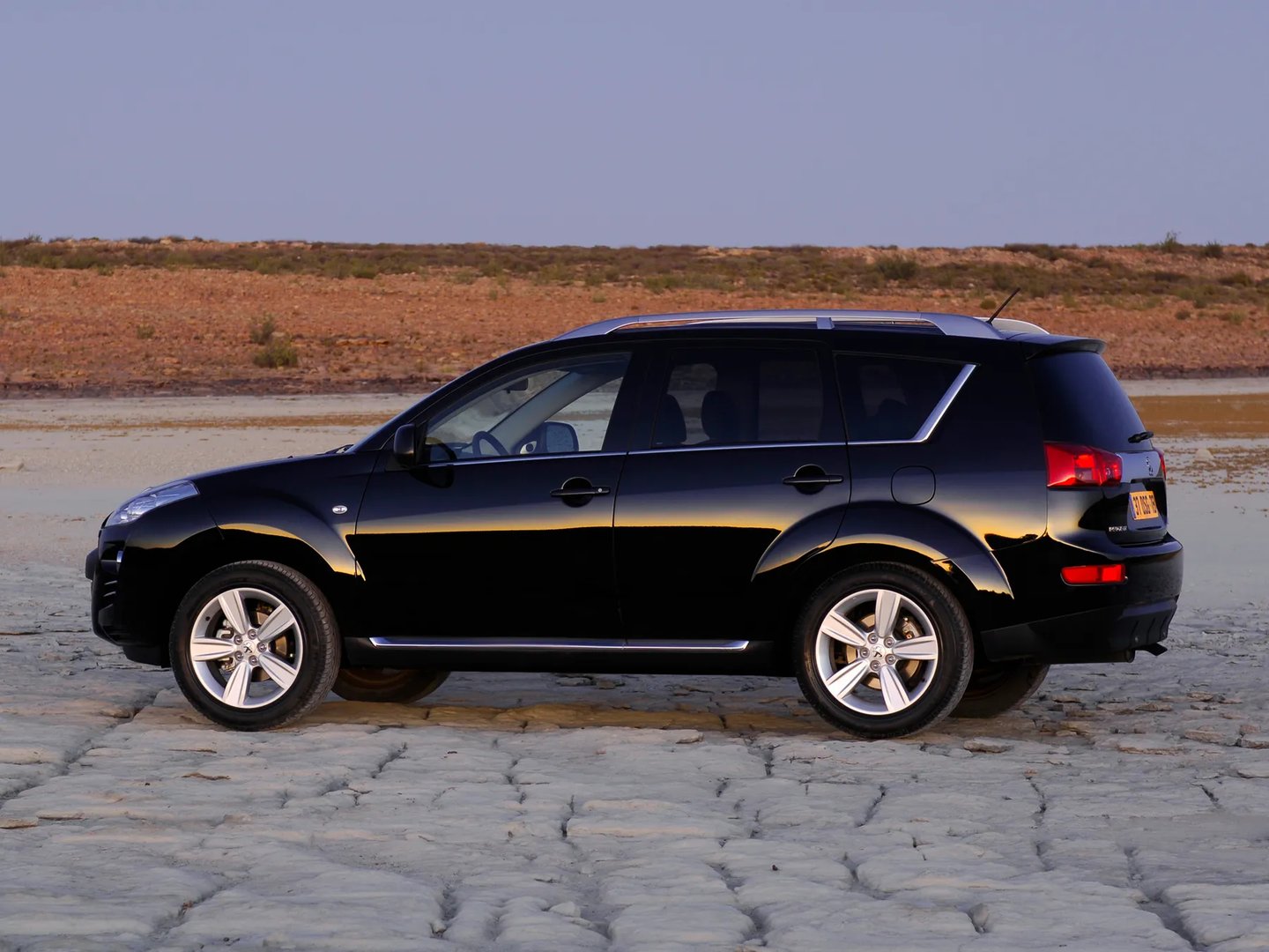 Peugeot_4007_1_generation__SUV_5-doors__13.jpg