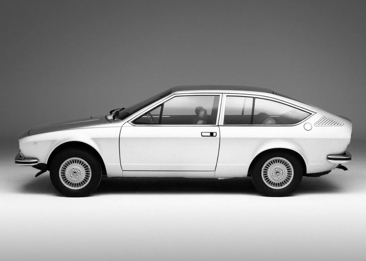 Alfa Romeo_Alfetta_1_generation__Coupe__2.jpg