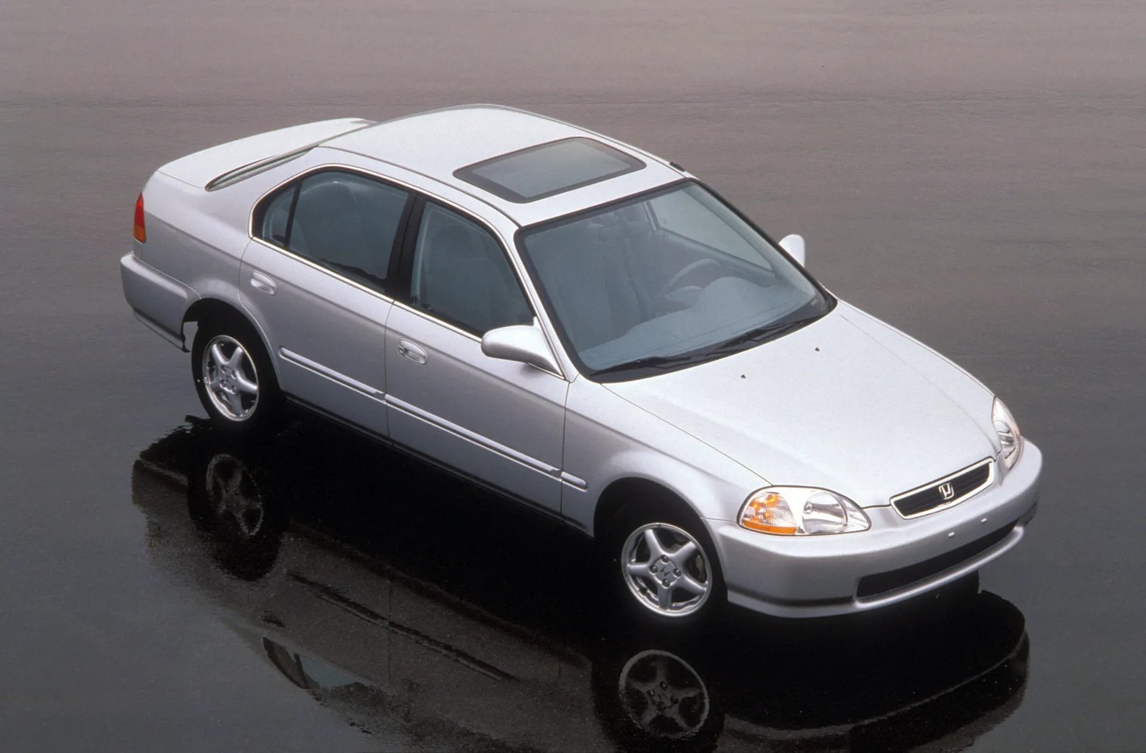 Honda_Civic_(USA)_6_generation__Sedan__2.jpg