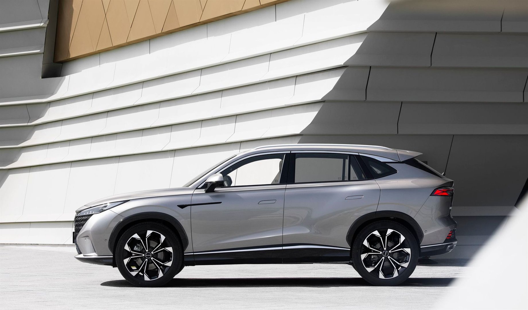 roewe_RX5_1_generation_restyling_1__SUV_5-doors__23.jpg