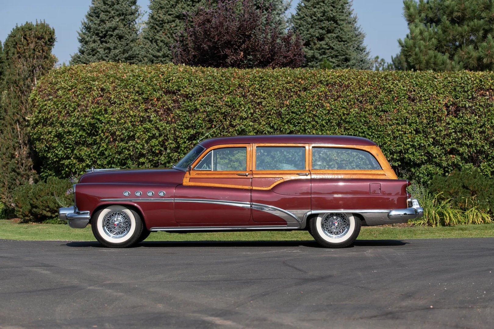 Buick_Roadmaster_5_generation__Estate_5-door__5.jpg
