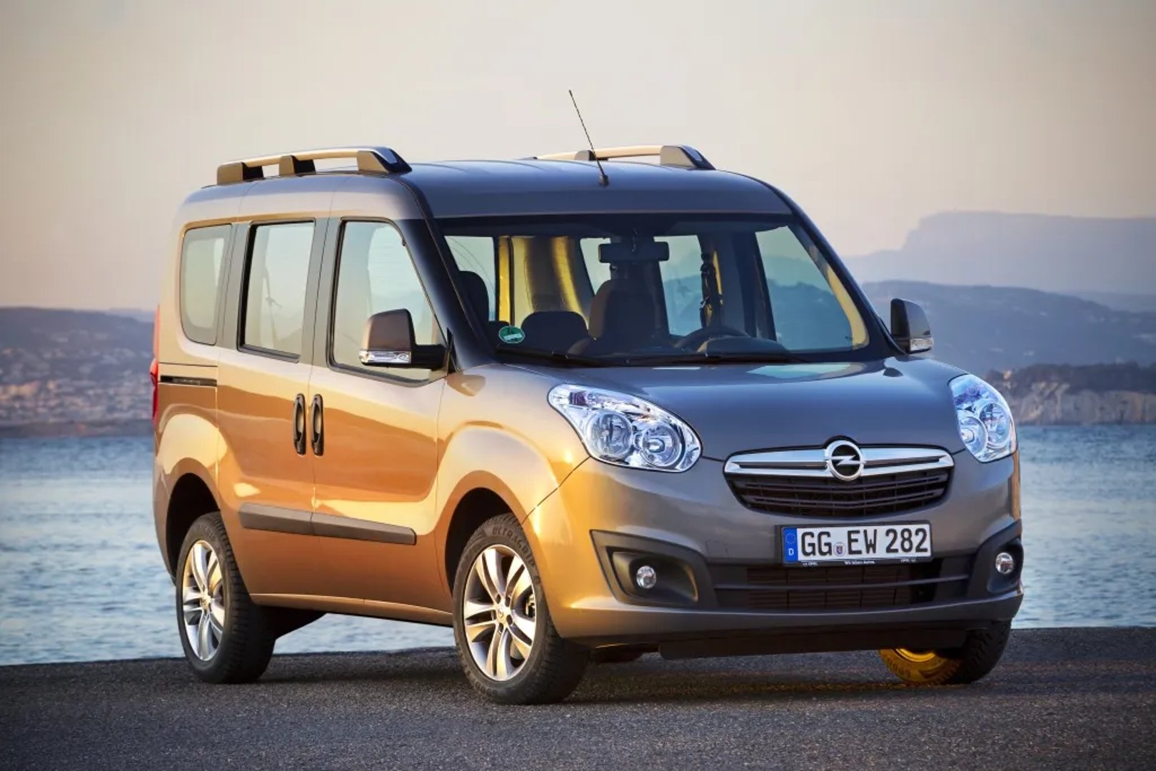 Opel_Combo_4_generation__Compact_Van__3.jpg