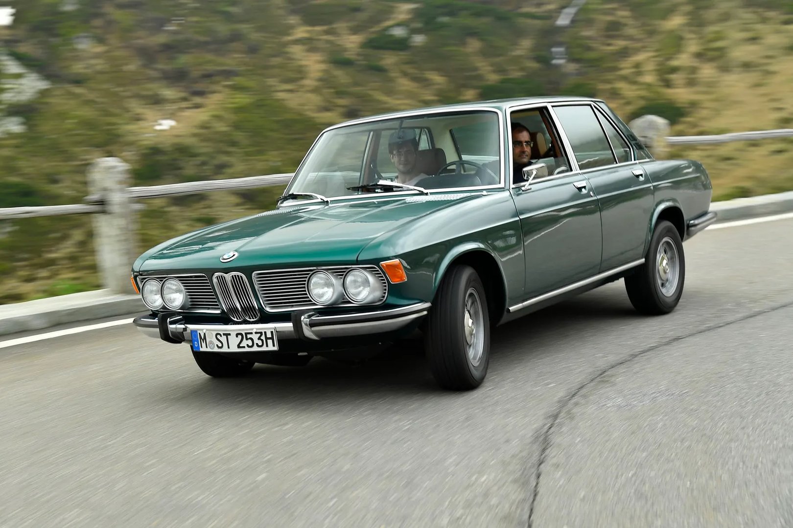 BMW_E3_1_generation__Sedan__6.jpg