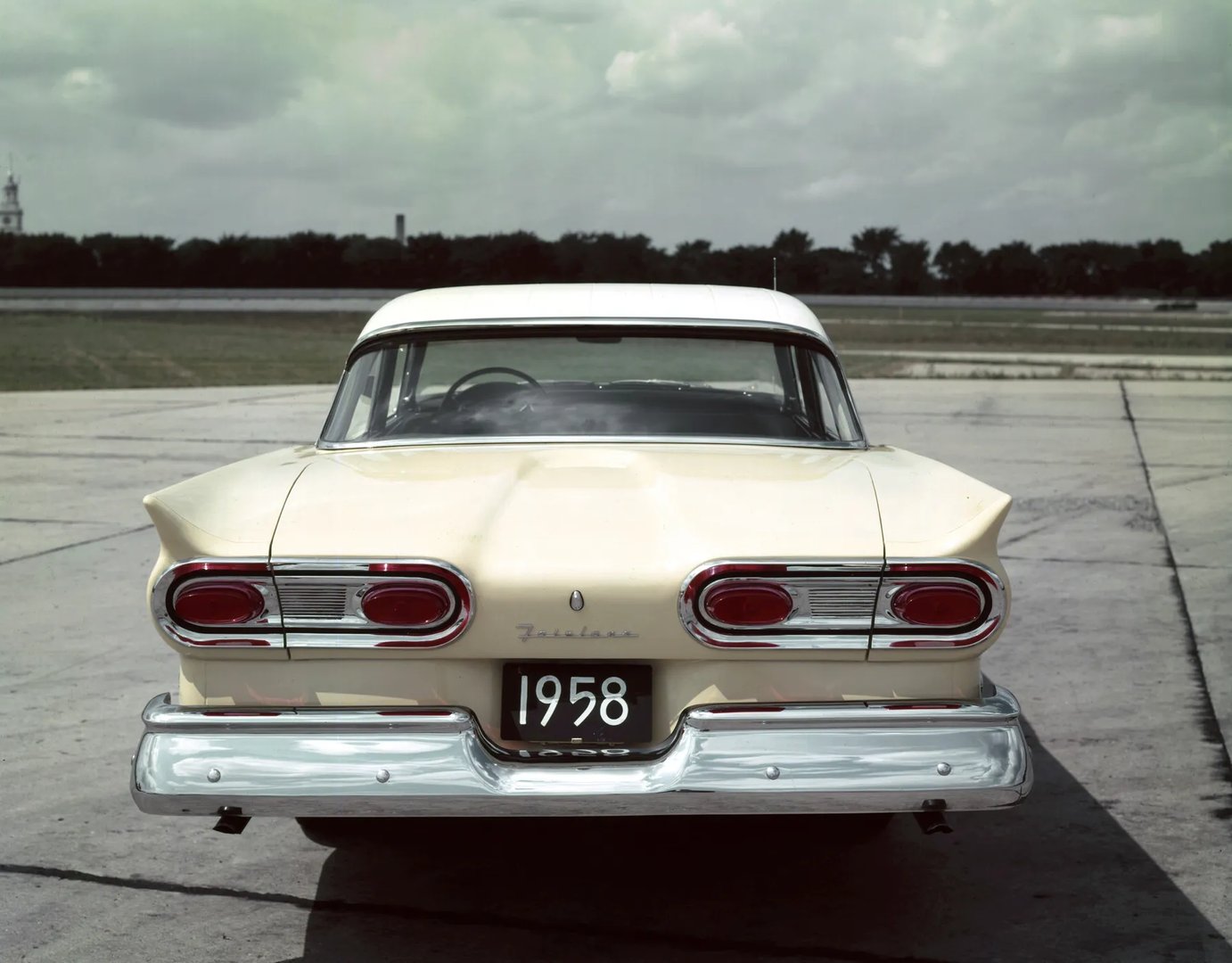 Ford_Fairlane_2_generation__Sedan__1.jpg