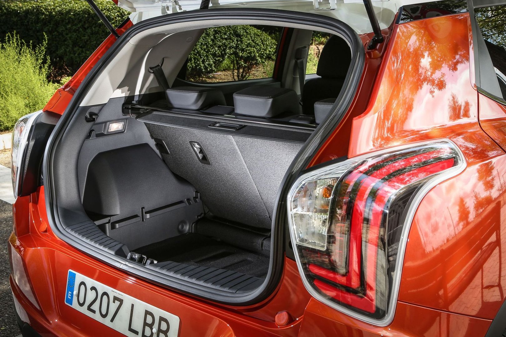 ssangyong_Tivoli_1_generation_restyling__SUV_5-doors__36.jpg