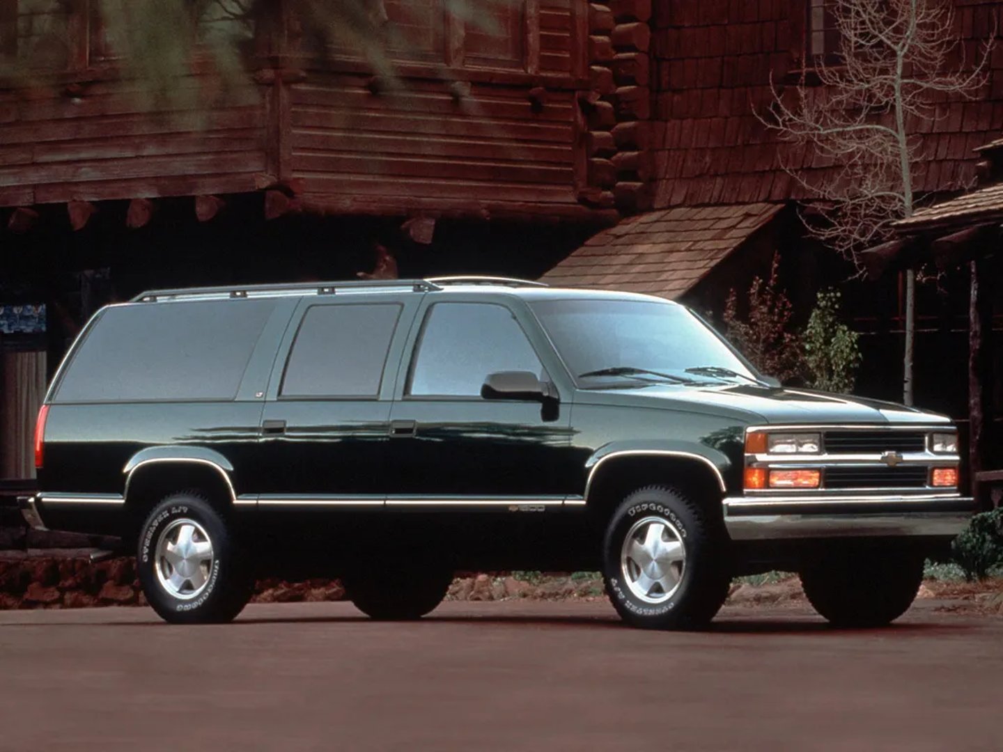 Chevrolet_Suburban_8_generation__SUV_5-doors__4.jpg