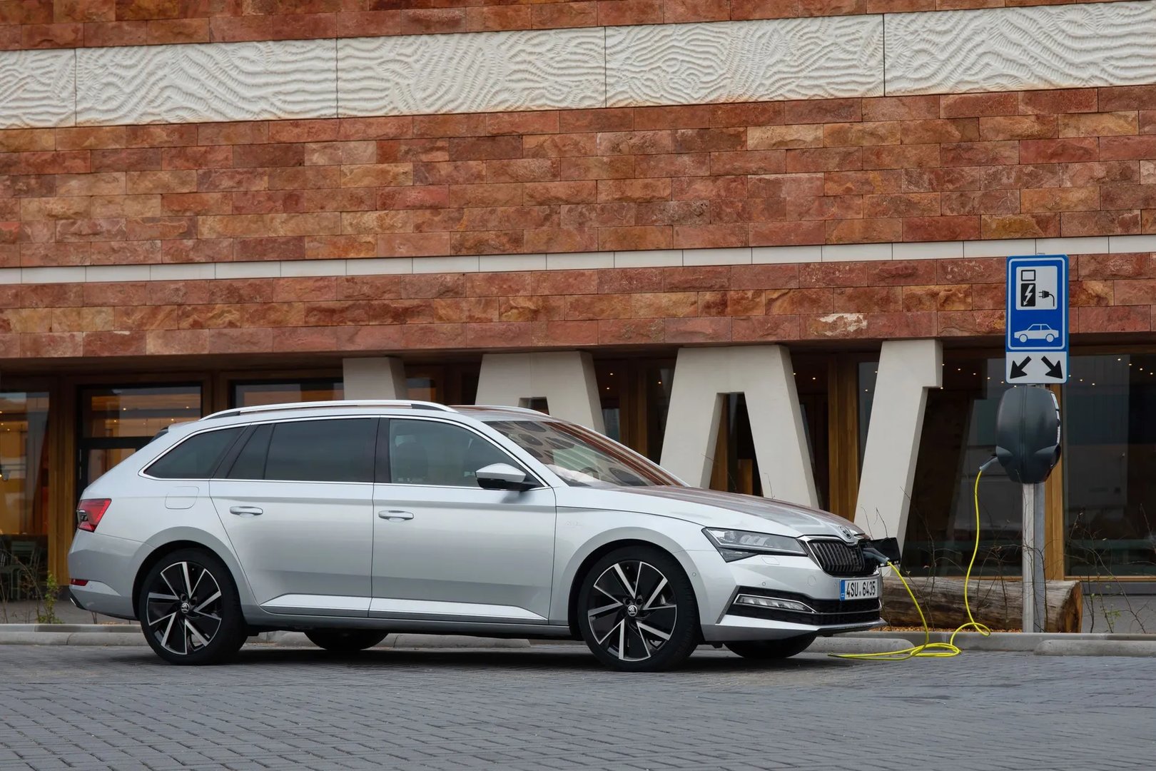 Skoda_Superb_3_generation_restyling__Estate_5-door__10.jpg