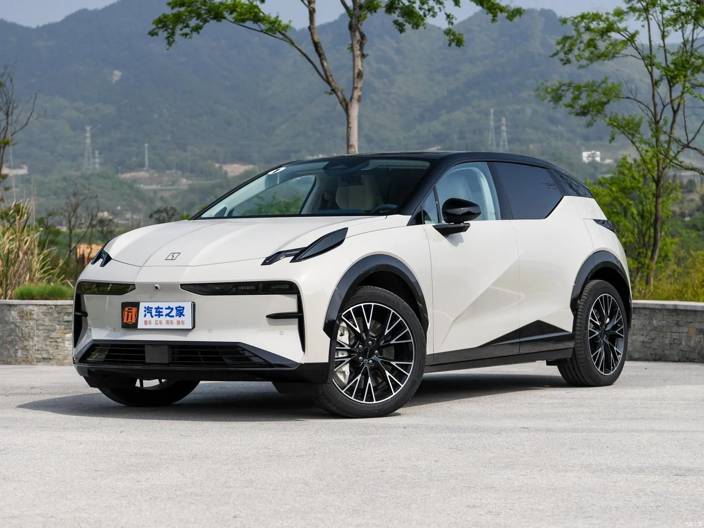 zeekr_X_1_generation__SUV_5-doors__1.jpg