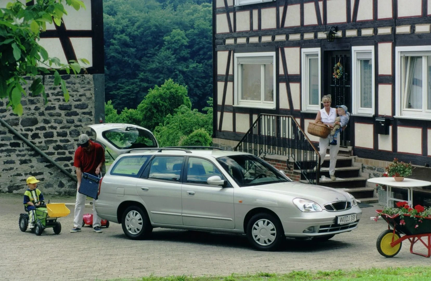 Daewoo_Nubira_2_generation__Estate_5-door__1.jpg