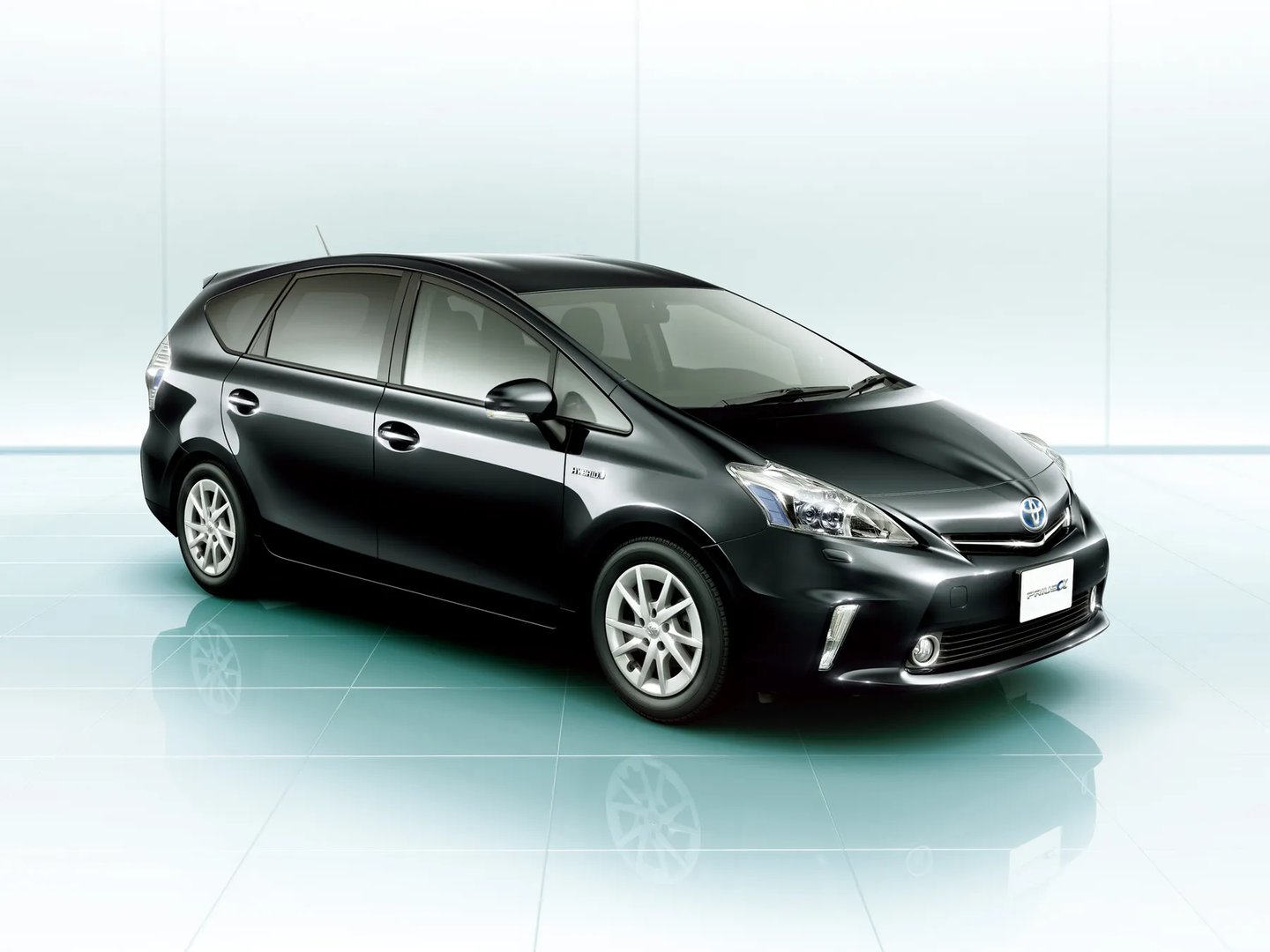 Toyota_Prius_Alpha_1_generation__Estate_5-door__4.jpg