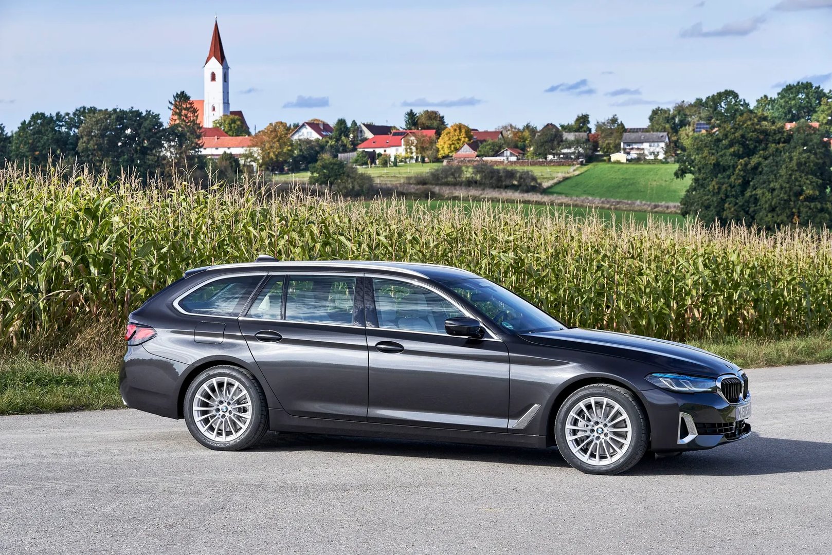 BMW_5_series_7_generation_restyling__Estate_5-door__4.jpg