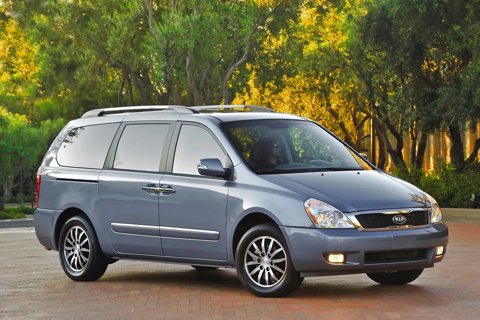 Kia_Sedona_2_generation_restyling__Minivan__1.jpg