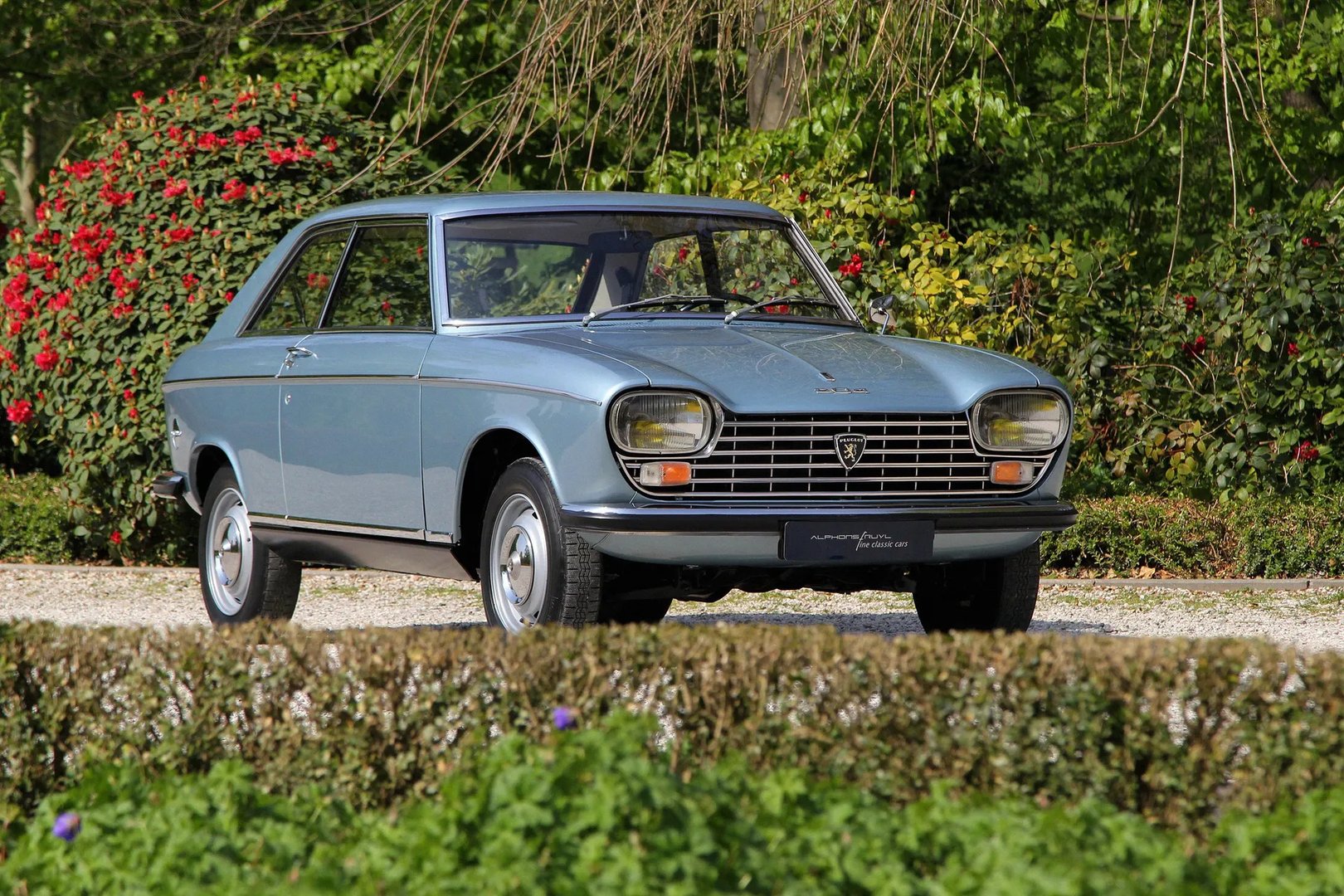 Peugeot_204_1_generation__Coupe__1.jpg