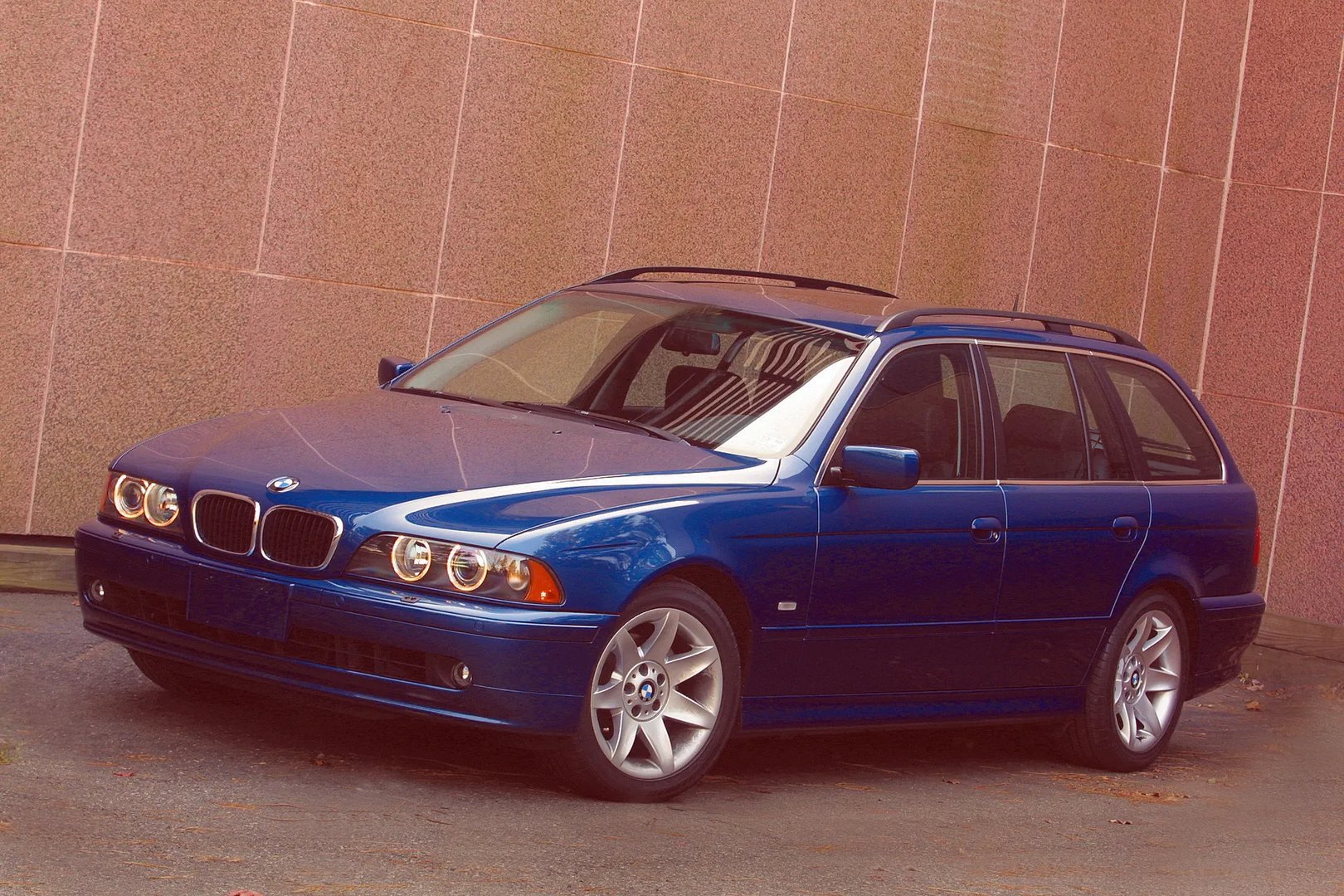 BMW_5_series_4_generation_restyling__Estate_5-door__11.jpg