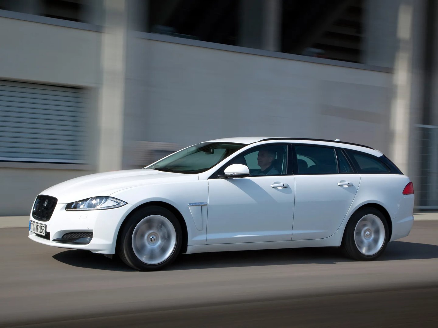 Jaguar_XF_1_generation_restyling__Estate_5-door__12.jpg