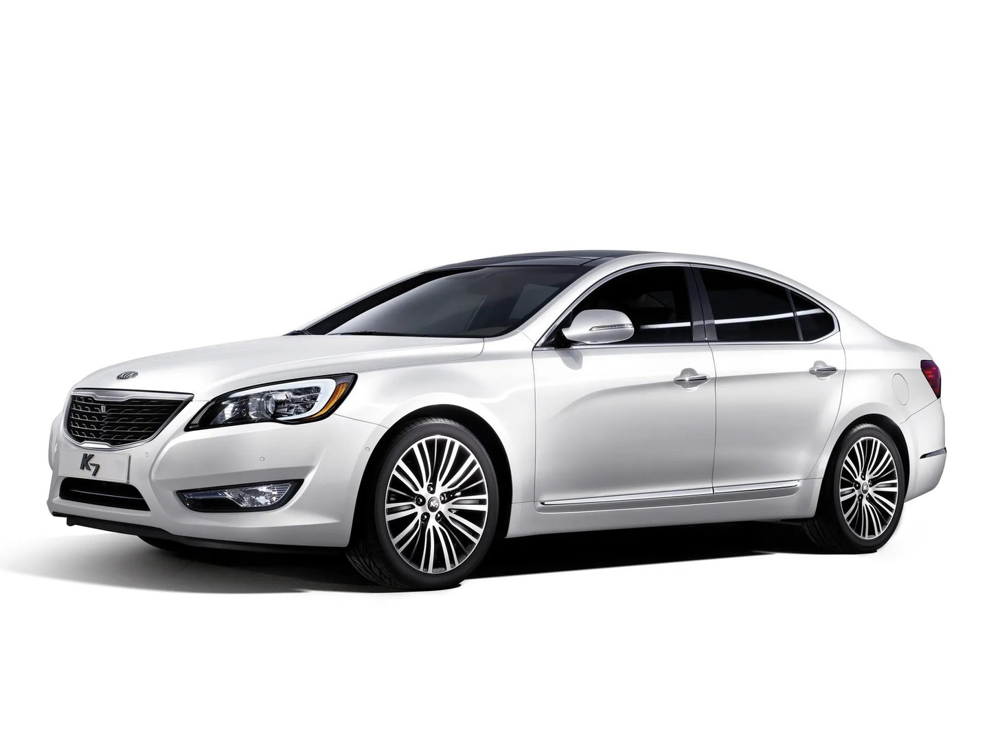 Kia_K7_1_generation__Sedan__1.jpg